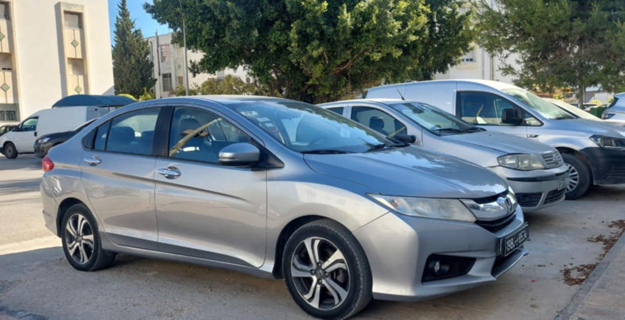 La Soukra Dar Fadhal Honda ACTY Honda city en excellent tat prte  rouler