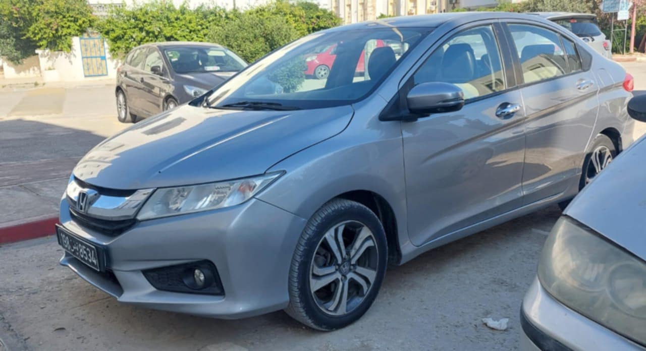 La Soukra Dar Fadhal Honda ACTY Honda city en excellent tat prte  rouler