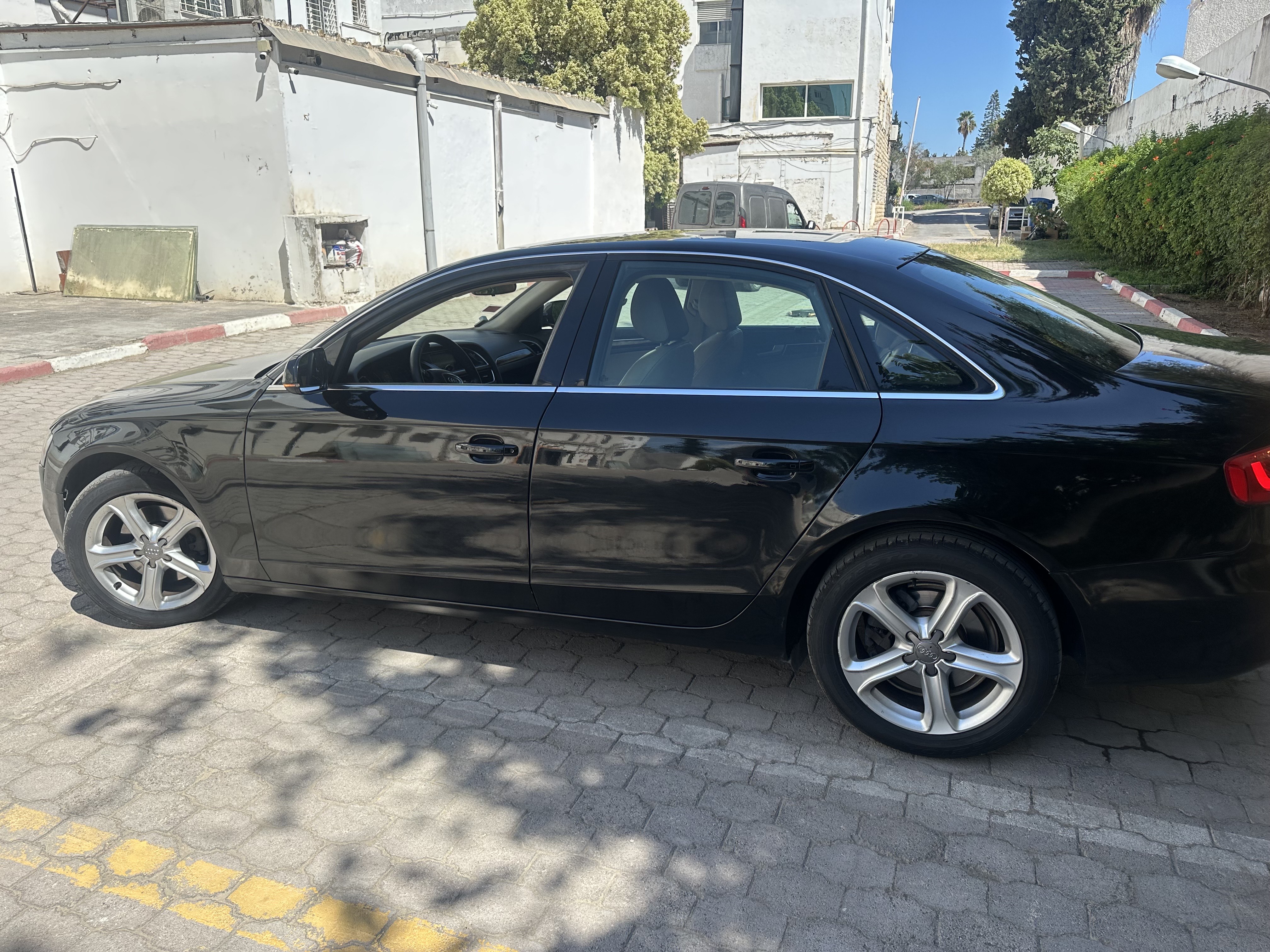 El Menzah El Manar 2 Audi A4 Audi a4 tat preque neuf