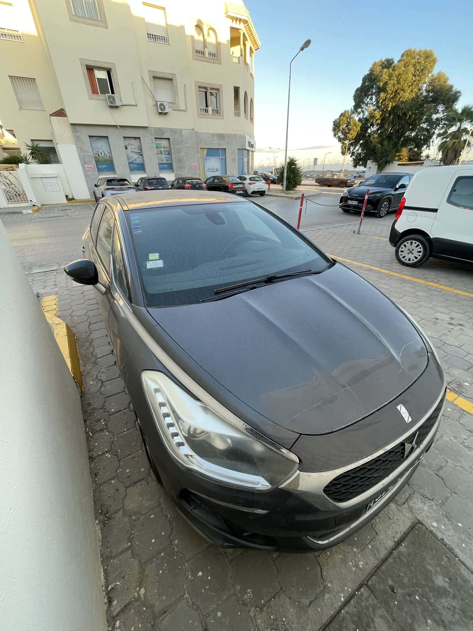 La Soukra Aeroport Tunis Carthage Citroen DS5 Ds 5 bien entretenu