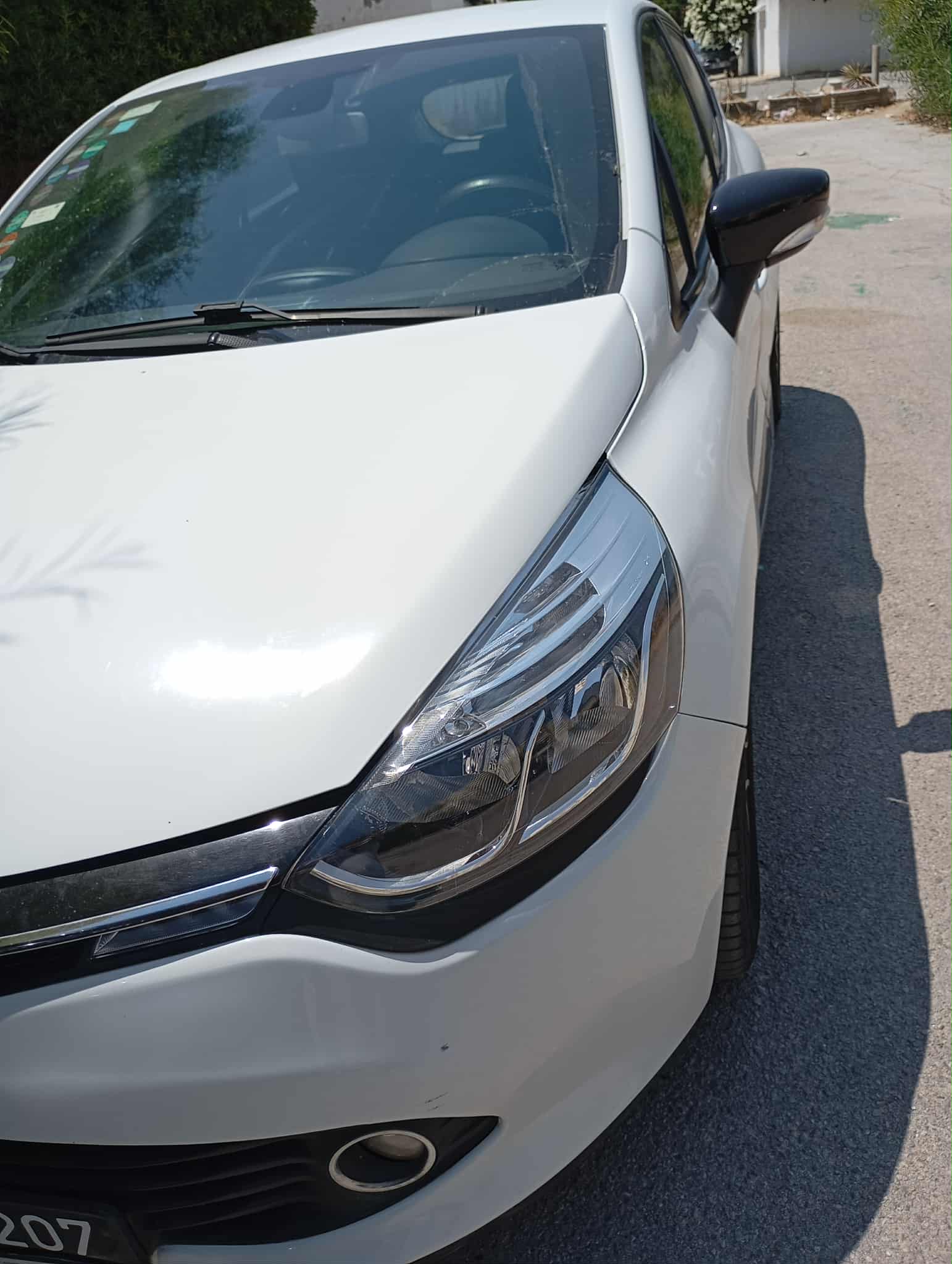 Ariana Ville&nbsp;El Menzah 6&nbsp;Renault&nbsp;Clio&nbsp;Clio 4 de couleur blanche en tr�s bon etat